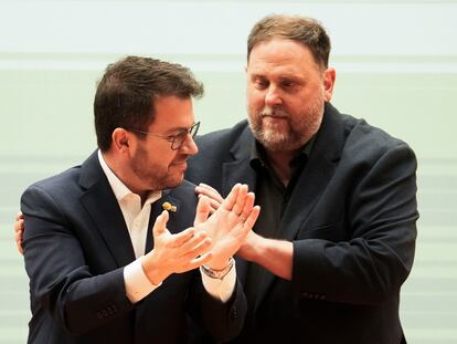 El presidente de la Generalitat, Pere Aragonès (delante), y el presidente de su partido, ERC, Oriol Junqueras, durante el primer mitin de ERC tras el anuncio del adelanto electoral, este sábado en Barcelona.