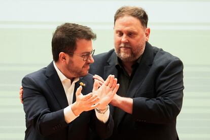 El presidente de la Generalitat, Pere Aragonès (delante), y el presidente de su partido, ERC, Oriol Junqueras, durante el primer mitin de ERC tras el anuncio del adelanto electoral, este sábado en Barcelona.