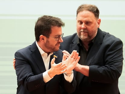 Pere Aragonés y el líder de ERC, Oriol Junqueras, en un mitin en Barcelona el 16 de marzo.