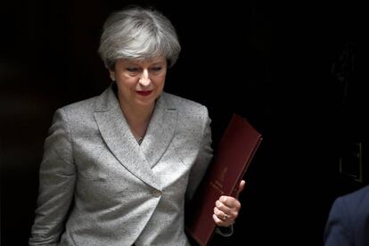 Theresa May sale del n&uacute;mero 10 de Downing Street, en Londres.