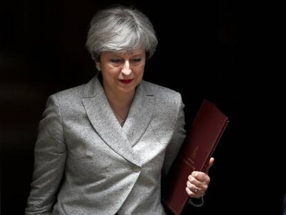 Theresa May sale del número 10 de Downing Street, en Londres.