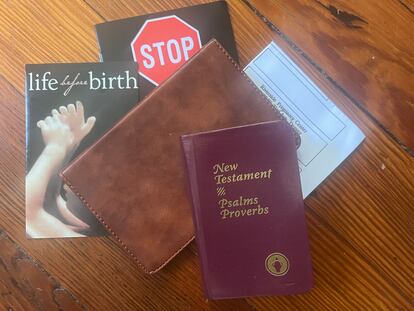 Materiales que reciben de los activistas antiaborto las mujeres que acuden a la clínica de Denver.