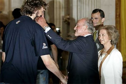 El seleccionador nacional de baloncesto, Jos Vicente Hernndez, se ha mostrado muy emocionado tras haber recibido la felicitacin de los Reyes de Espa?a en la recepcin al equipo tras el oro conquistado el domingo en el Mundial de Japn.  Al igual que en la recepcin con Zapatero, Carlos Jimnez ha hecho entrega al Rey de la camiseta firmada por todos los jugadores con el dorsal 4, el de Pau Gasol, mientras que Hernndez le entregaba un baln dorado como rplica del oro en el Mundobasket.