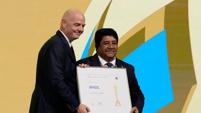El presidente de la FIFA, Gianni Infantino, y el presidente de la federación brasileña de fútbol, Ednaldo Rodrigues, sostienen el certificado que establece que Brasil organizará el Mundial femenino de 2027, este viernes en Bangkok .