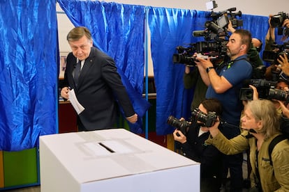 El candidato de la coalición gubernamental proeuropea, Crin Antonescu, sale de la cabina para depositar su voto, este domingo.