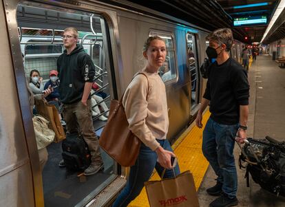 Usuarios del metro de Nueva York, el 26 de mayo. 