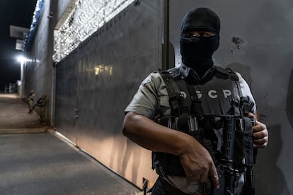 "It's impossible to escape. These psychopaths are going to spend their whole lives behind these bars," says the prison director. In the image, a policeman guards one of the outer corridors of the prison.