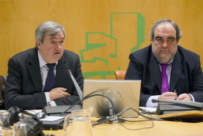 El consejero Carlos Aguirre, a la izquierda junto a Mikel Unzalu, ayer en su comparecencia en el Parlamento vasco.