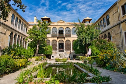 Patio interior de la Facultad de Traducción e Interpretación de la Universidad de Granada.