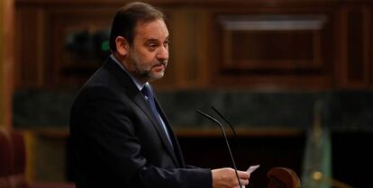 El ministro de Transportes, José Luis Ábalos, durante el pleno del Congreso de los Diputados celebrado ayer.