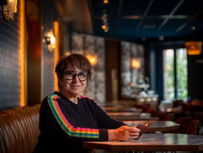 La escritora francesa Brigitte Benkemoun, en el Café Comercial, en Madrid.