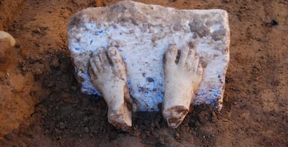 Pies de una escultura de mármol procedente del mar Egeo.