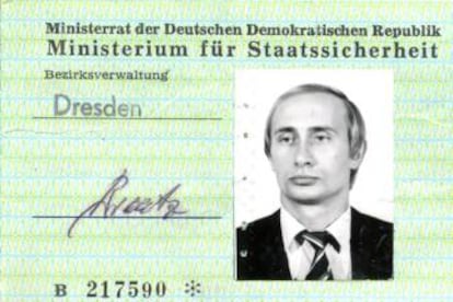 Carné de la Stasi de Vladímir Putin, de su etapa en Alemania.