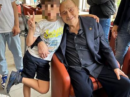 Silvio Berlusconi junto a un niño, en el restaurante Maximilian, tres días antes de su muerte, en una imagen de Twitter.
