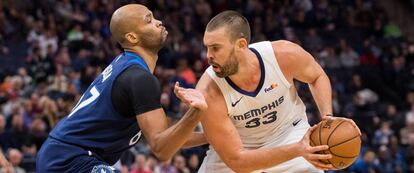 Marc Gasol intenta superar a Gibson.