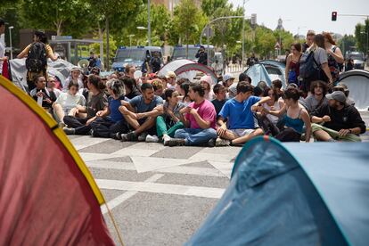 Estudiantes protestan contra Israel y favor de Palestina en medio de una avenida de la Complutense.