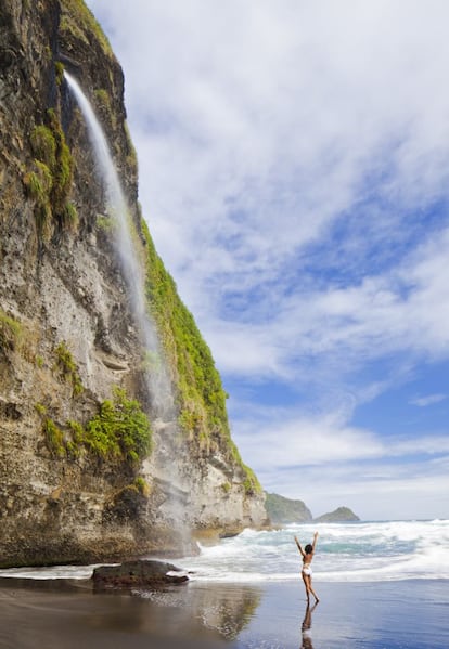 Wavine Cyrique, un esbelto salto de agua en la costa occidental de la isla caribeña de Dominica. Para darse una ducha después de un baño en la playa.