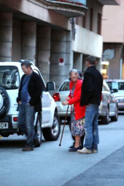 Dos hombres trasladan a dos ancianas a la nueva pensión.