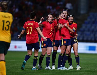 Las jugadoras de España celebran uno de los goles contra Australia, este sábado en Huelva.