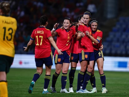 Las jugadoras de España celebran uno de los goles contra Australia, este sábado en Huelva.
