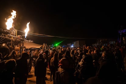 Multitudinaria rave organizada en el circuito de velocidad de la localidad murciana de Fuente Álamo, este miércoles.