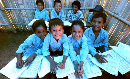 Niños y niñas en un centro temporal de enseñanza.