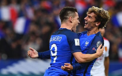 Gameiro y Griezmann celebran un gol a Bulgaria.