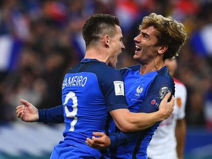 Gameiro y Griezmann celebran un gol a Bulgaria.