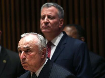 Bill Bratton, jefe de policía de Nueva York, en primer plano.