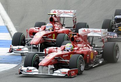 “Fernando es más rápido que tu”. Massa se deja adelantar deliberadamente en el circuito de Hockenheimring (Alemania), 25 de julio de 2010.