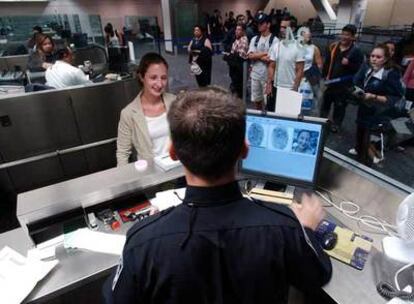 Un funcionario de emigración del aeropuerto de San Francisco toma las huellas de una ciudadana mexicana.