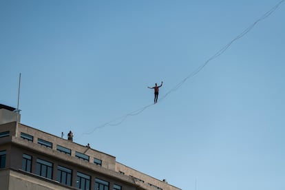 Nathan Paulin durante una de sus presentaciones en los cielos de Santiago.