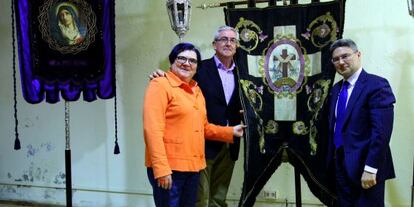 Mercedes Rodríguez, de Bilbao Turismo, junto a los representantes de las cofradías, Isidro Elezgarai (centro) y Javier Diago.