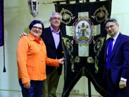 Mercedes Rodríguez, de Bilbao Turismo, junto a los representantes de las cofradías, Isidro Elezgarai (centro) y Javier Diago.