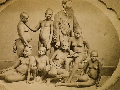 Grupo de habitantes de las islas de Andamán, en el golfo de Benguela, fotografiados en París alrededor de 1869. Imagen incluida en la exposición <i>La invención de lo salvaje. Zoos humanos,</i> en el Museo Quai Branly, de París.