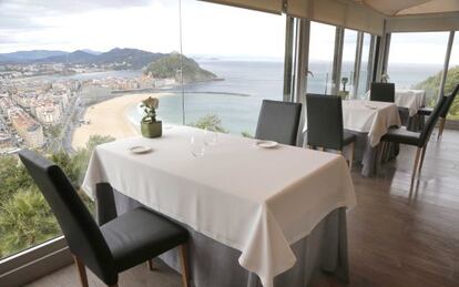 Los ventanales del restaurante Mirador de Ulía, en San Sebastián.