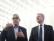 El hasta ahora CEO de Banco Sabadell, César Gónzalez-Bueno, y su sucesor en el puesto, Marc Armengol.