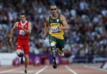 Pistorius compite durante la primera ronda de los 100m en los Juegos Paralímpicos de Londres.