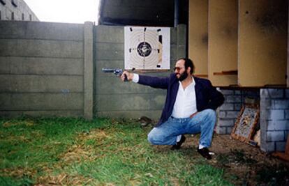 Abu Dahdah, procesado como presunto jefe de una célula de Al Qaeda, dispara con un revólver en una galería de tiro.
