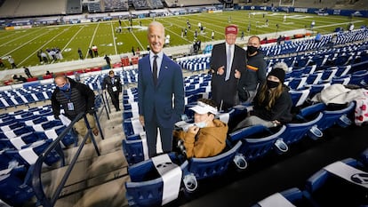 Duas imagens de cartolina dos candidatos presidenciais Joe Biden e Donald Trump durante um jogo de futebol americano universitário, no Kentucky.