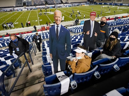 Duas imagens de cartolina dos candidatos presidenciais Joe Biden e Donald Trump durante um jogo de futebol americano universitário, no Kentucky.