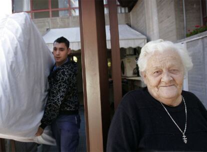 Una de las residentes en el centro, ayer, durante el deslojo.