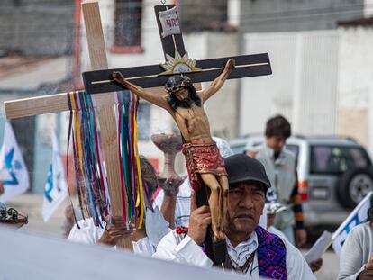El sacerdote Marcelo Pérez Pérez, buscado por participar en el secuestro de 21 personas, durante una marcha por la paz en San Cristóbal de las Casas, el 5 de julio de 2022.
