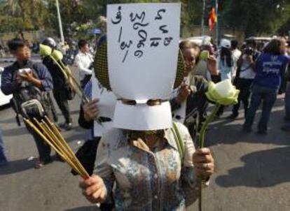 Manifestantes camboyanos protestan hoy frente al Tribunal Supremo, en Phnom Penh (Camboya).