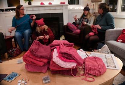 Varias mujeres tejiendo sus gorritos rosas en Colorado el pasado 15 de enero.