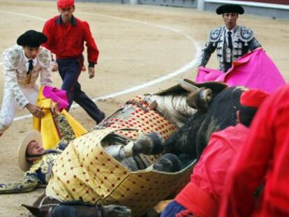 Anderson Murillo, picador, derribado por el quinto toro.