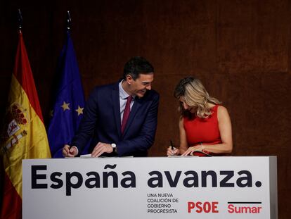Pedro Sánchez y Yolanda Díaz firman el acuerdo de Gobierno de PSOE y Sumar, este martes en Madrid.