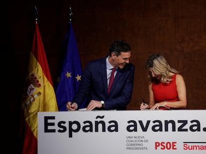 Pedro Sánchez y Yolanda Díaz durante la firma del pacto de coalición de gobierno del PSOE y Sumar.