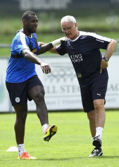 Ranieri se ejercita con su capitán Wes Morgan durante la concentración del Leicester en Stergersbach (Austria).