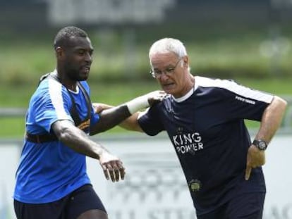 Ranieri se ejercita con su capitán Wes Morgan durante la concentración del Leicester en Stergersbach (Austria).